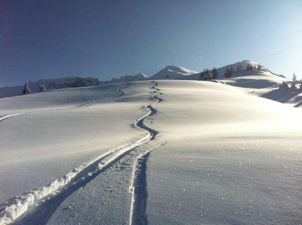 Unberührte Hänge beim Skitouren gehen